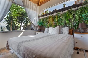 Tabla de planchar con plancha, wifi, ropa de cama