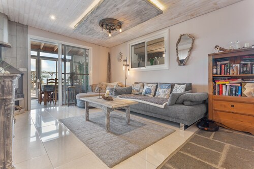 Apartment with Sea View and Pool, Wi-Fi Included