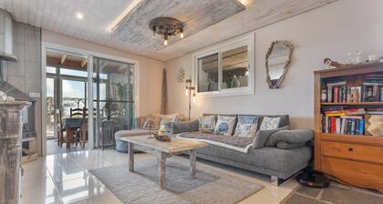 Apartment with Sea View and Pool, Wi-Fi Included