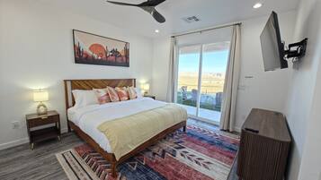 4 habitaciones, escritorio y tabla de planchar con plancha