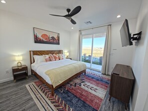 4 quartos, escrivaninha, ferros/tábuas de passar roupa, berço de viagem