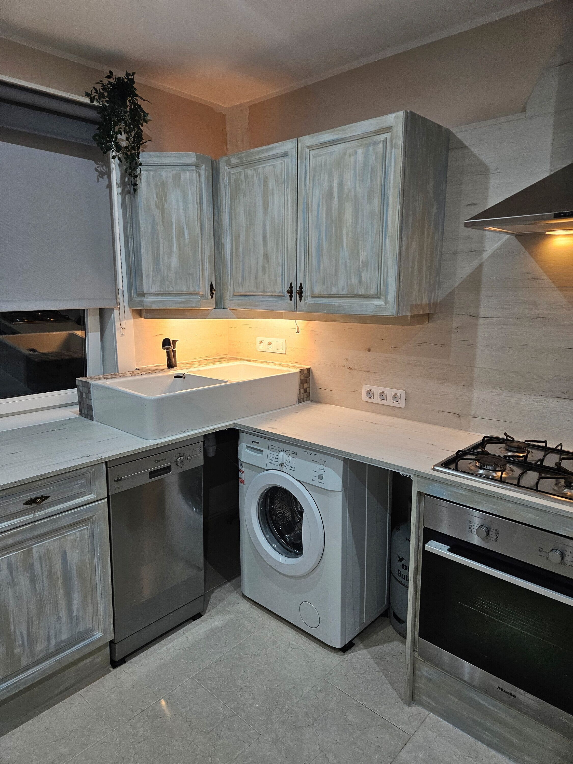 Een oven, een vaatwasser, een koffiezetapparaat/waterkoker