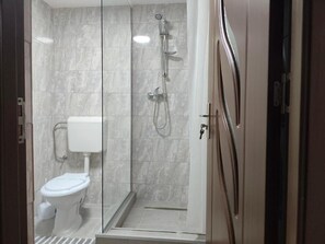 Habitación familiar, balcón, vista al patio | Baño | Regadera, amenidades de baño gratuitas, secadora de cabello, toallas