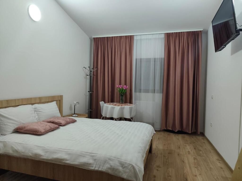 Familiekamer, balkon, uitzicht op de binnenplaats | Een laptopwerkplek, een strijkplank/strijkijzer, gratis wifi