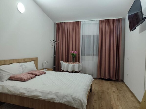 Habitación familiar, balcón, vista al patio | Espacio para trabajar con laptop y tabla de planchar con plancha