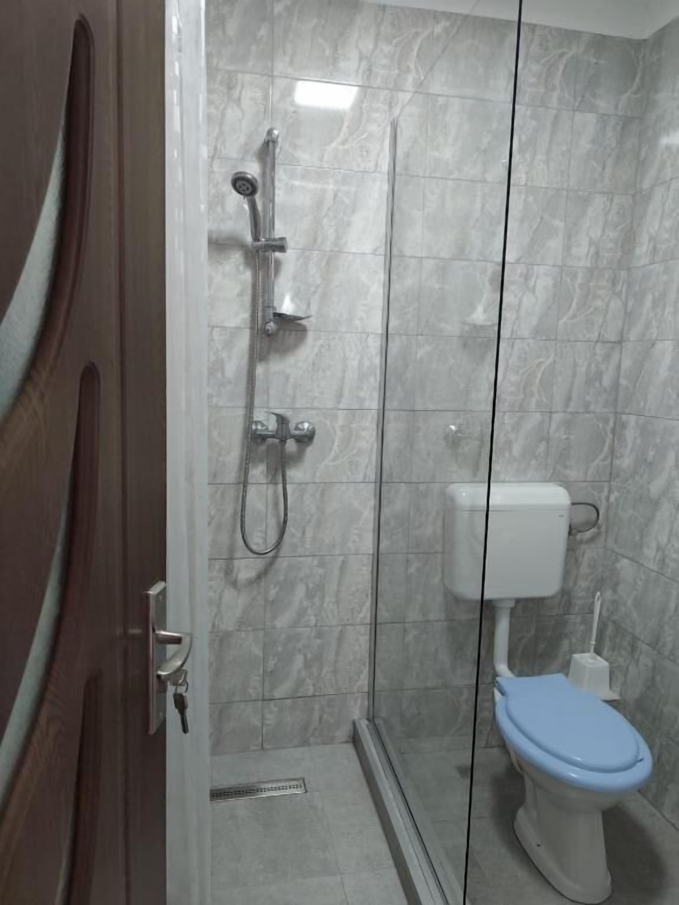 Tweepersoonskamer, balkon, uitzicht op de binnenplaats | Badkamer | Een douche, gratis toiletartikelen, een haardroger, handdoeken