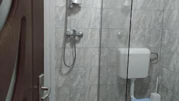 Tweepersoonskamer, balkon, uitzicht op de binnenplaats | Badkamer | Een douche, gratis toiletartikelen, een haardroger, handdoeken