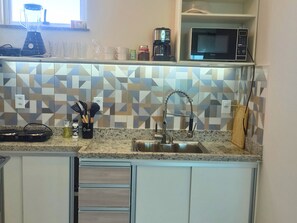 Fridge, microwave, stovetop, coffee/tea maker - Loft Moriá Penthouse · Ocean View, Fireworks, New Year's Eve Shows (Arraial do Cabo)