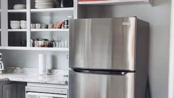 Een microgolfoven, een oven, een kookplaat, een vaatwasser