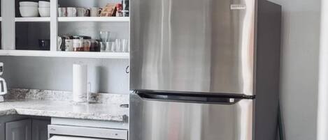 Microondas, horno, parrilla de estufa y lavavajillas