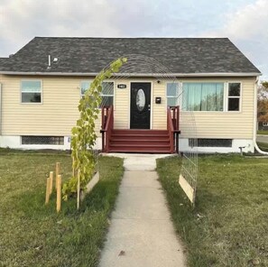 Exterior - Pet Friendly 4BR Mid-town Home with Fenced Yard (Billings)