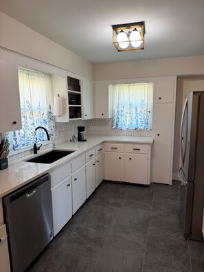 Private kitchen - Large roomy 4-bedroom house near Aksarben Shopping Center (Omaha)