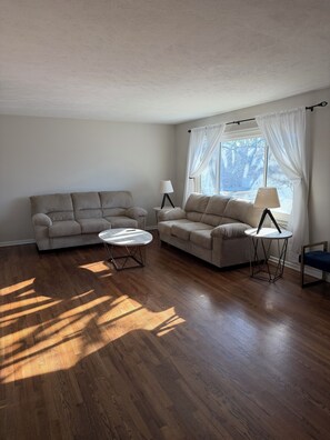 Living area - Large roomy 4-bedroom house near Aksarben Shopping Center (Omaha)