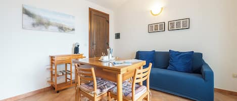 Apartment, 2 Bedrooms, Balcony, Pool View | Living room