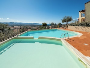 Une piscine avec vue sur le paysage.