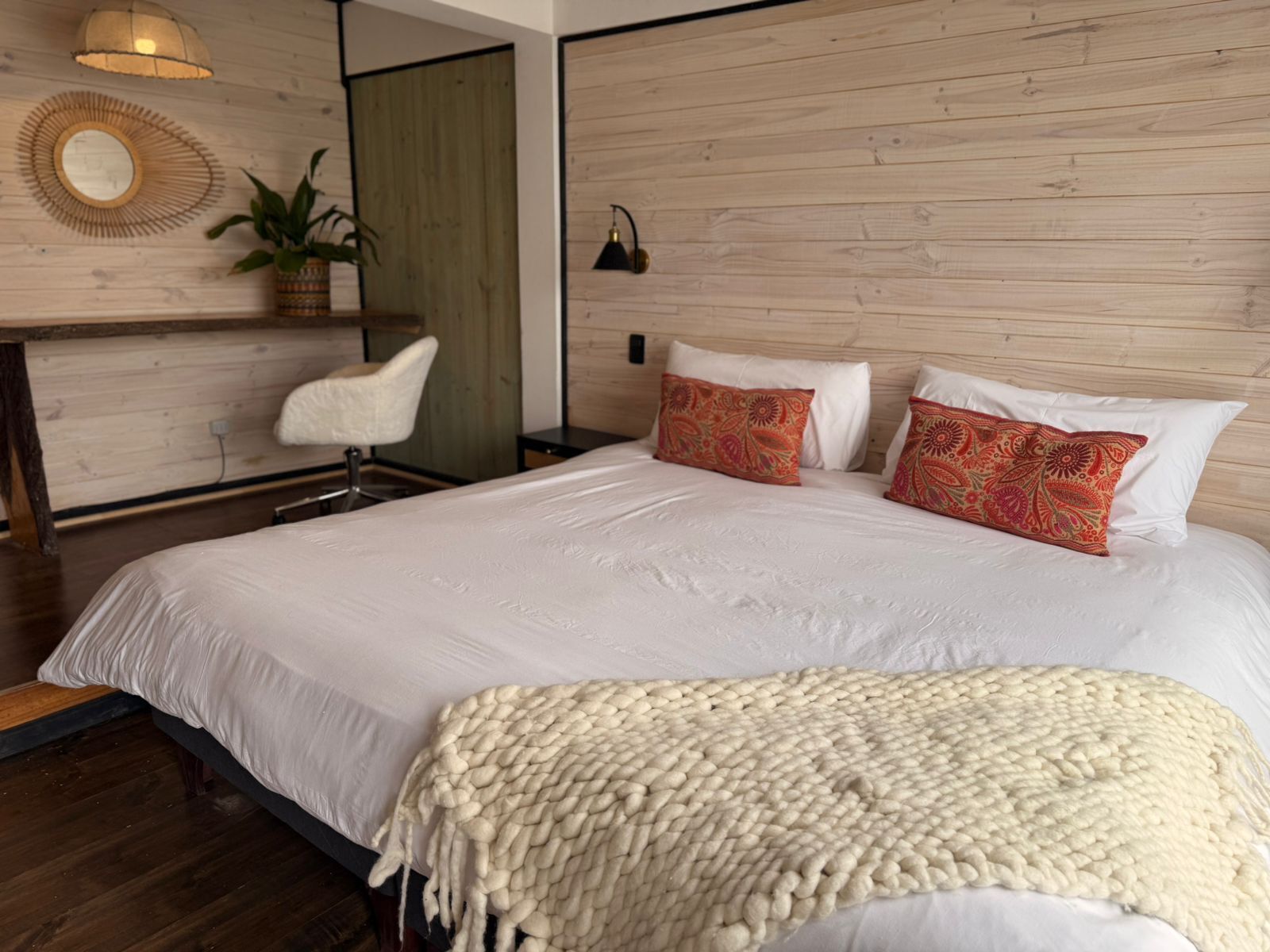 Studio Suite, 1 King Bed, Partial Ocean View