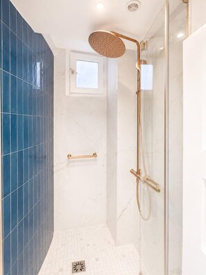 Shower, hair dryer, towels - L’Honoré – Séjour d’exception Paris 8 (Paris)