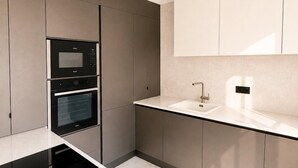 Una cocina moderna con electrodomésticos integrados, una encimera y un lavabo.