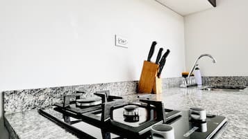 Apartamento standard, para não fumantes | Cozinha privada | Geladeira, micro-ondas, talheres/pratos/utensílios de cozinha