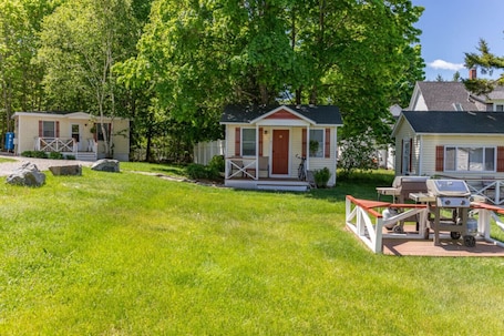 Outdoor dining. Gallagher`s Travels Cabin 6 (King Bed)