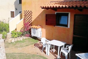 Apartment, 2 Bedrooms, Patio, Garden View | Bahagian luar