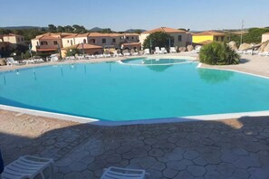 Apartamento, 2 quartos, varanda, vista para o jardim | Piscina | Piscina externa