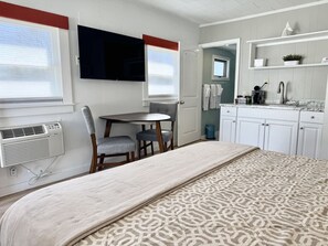 1 bedroom, WiFi, bed sheets - Gallagher`s Travels Room 15 (King Suite) (Bar Harbor)
