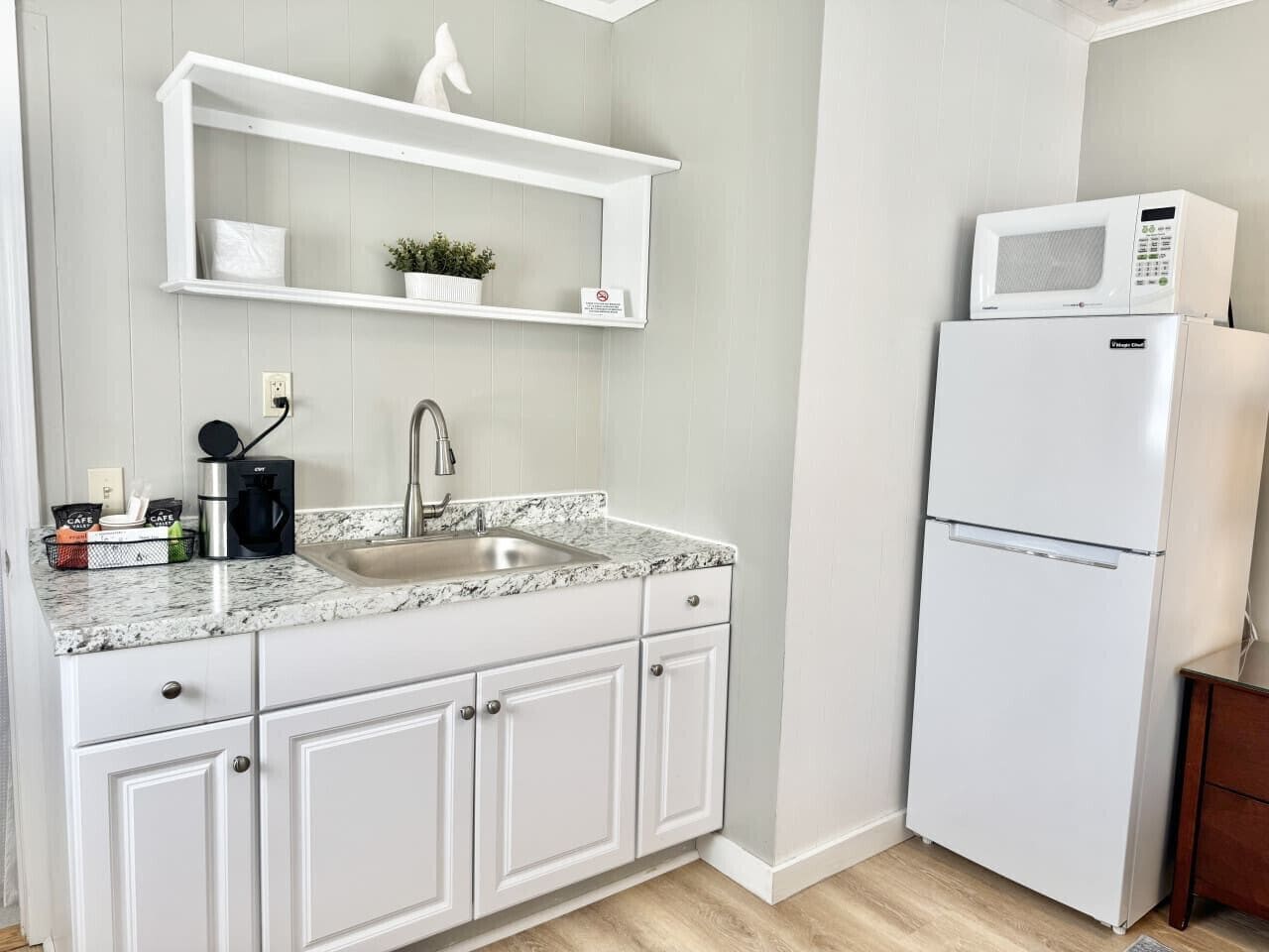 Mikrobølgeovn, kokeplater, kaffetrakter/tekoker og kjøkkenutstyr