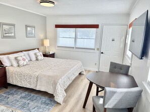 1 bedroom, WiFi, bed sheets - Gallagher`s Travels Room 15 (King Suite) (Bar Harbor)