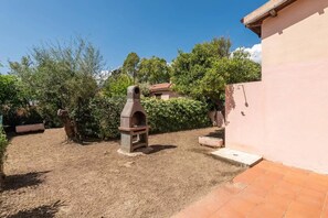 BBQ/picnic area - San Teodoro Flat Steps From the Beach (San Teodoro)