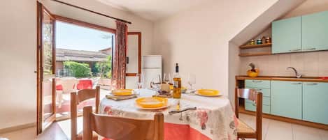 Departamento, 1 habitación, patio, vista al jardín | Restaurantes