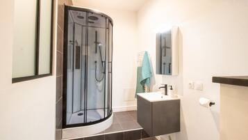 Secador de pelo, toallas y papel higiénico