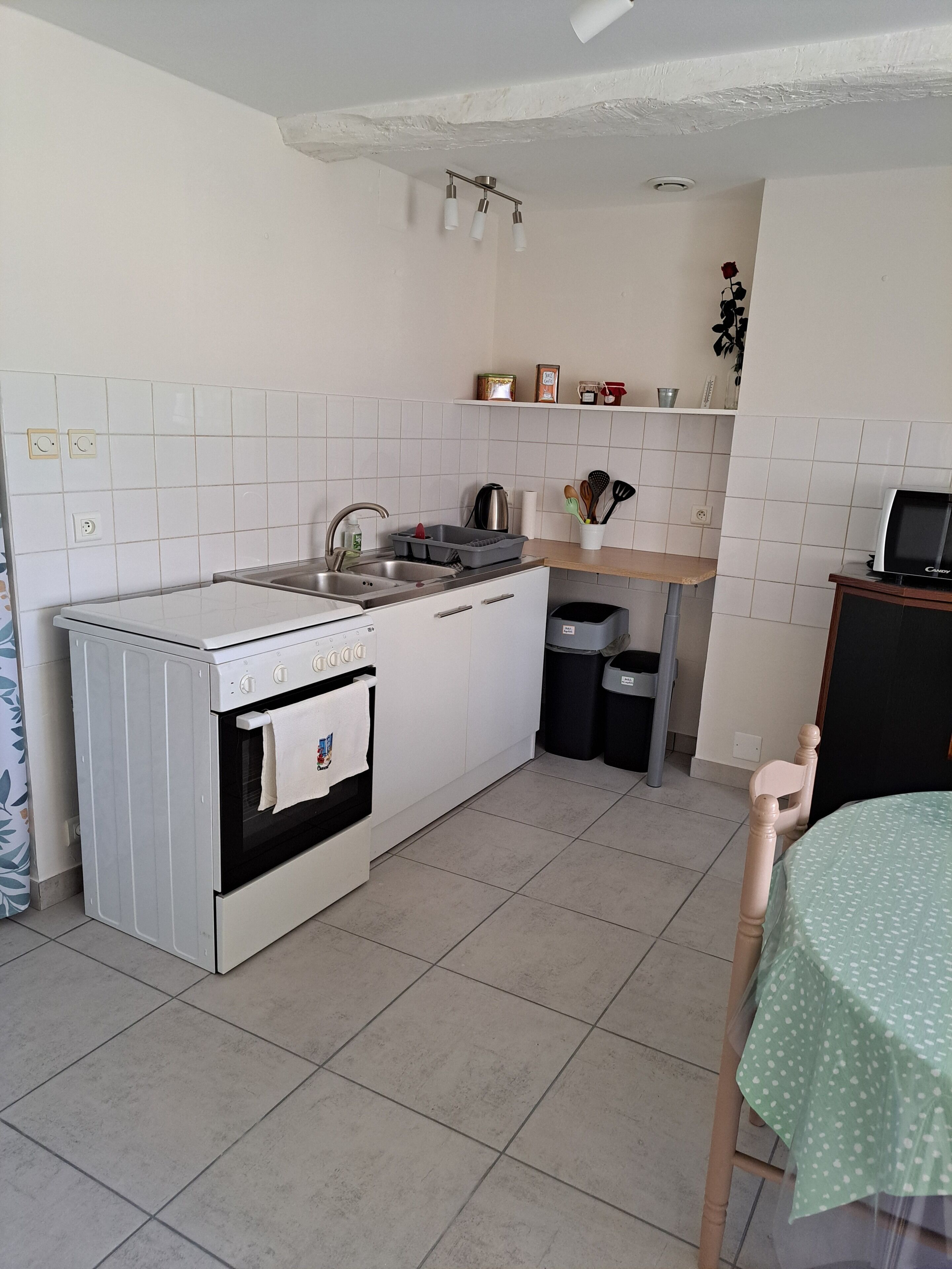 Jääkaappi, mikroaaltouuni, uuni, liesi