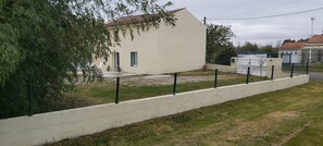 Property grounds - In the quiet countryside, single-storey house (Mouilleron-le-Captif)
