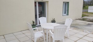 Outdoor dining - In the quiet countryside, single-storey house (Mouilleron-le-Captif)