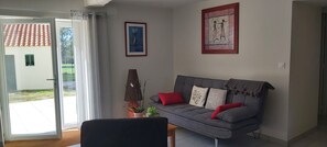 TV, books - In the quiet countryside, single-storey house (Mouilleron-le-Captif)