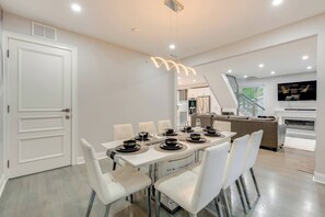 Casa, 5 quartos, sacada | Sala de jantar