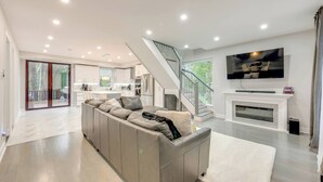 บ้านพัก, 5 ห้องนอน, ระเบียง | ห้องนั่งเล่น