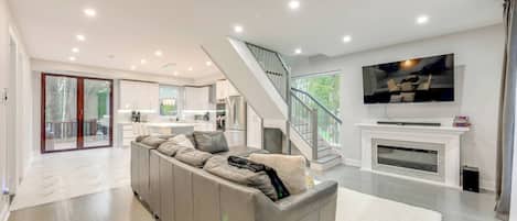 Hus, 5 soverom, balkong | Oppholdsrom | Bøker