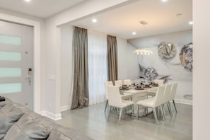 บ้านพัก, 5 ห้องนอน, ระเบียง | ห้องรับประทานอาหาร