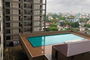A rooftop swimming pool with a view of a cityscape, surrounded by high-rise buildings. - H2o Residences Colombo (Colombo)