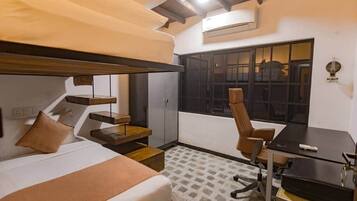2 habitaciones, caja de seguridad en la habitación y escritorio