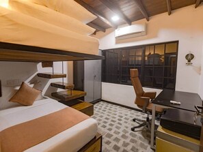 2 bedrooms, in-room safe, desk, iron/ironing board - Wild Wild West Ahangama by Villa H2O (Ahangama)