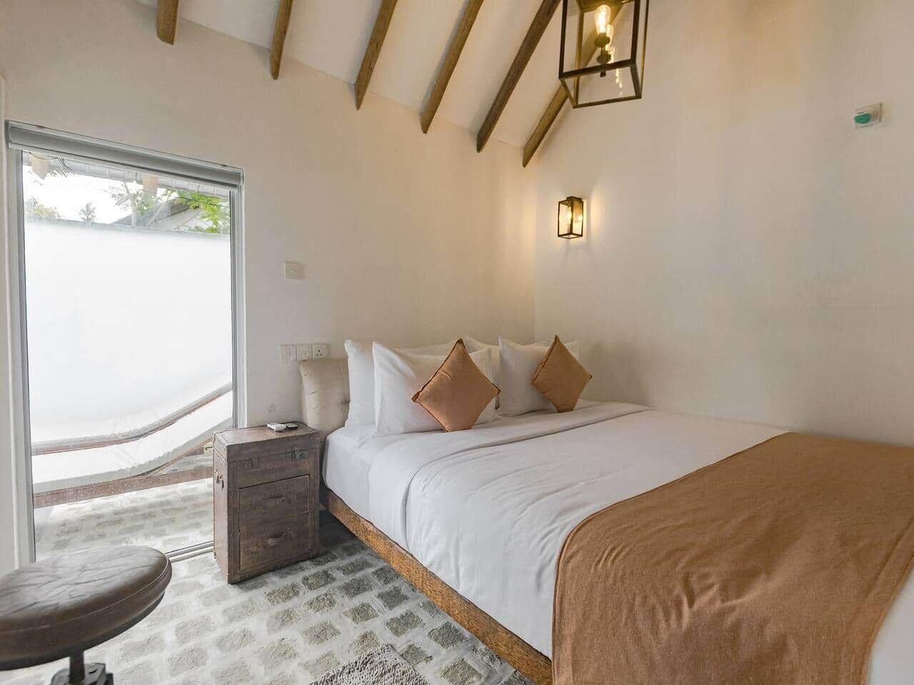 Caja fuerte, escritorio, tabla de planchar con plancha y wifi