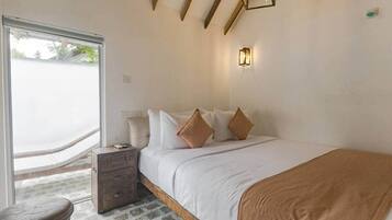 Caja fuerte, escritorio, tabla de planchar con plancha y wifi