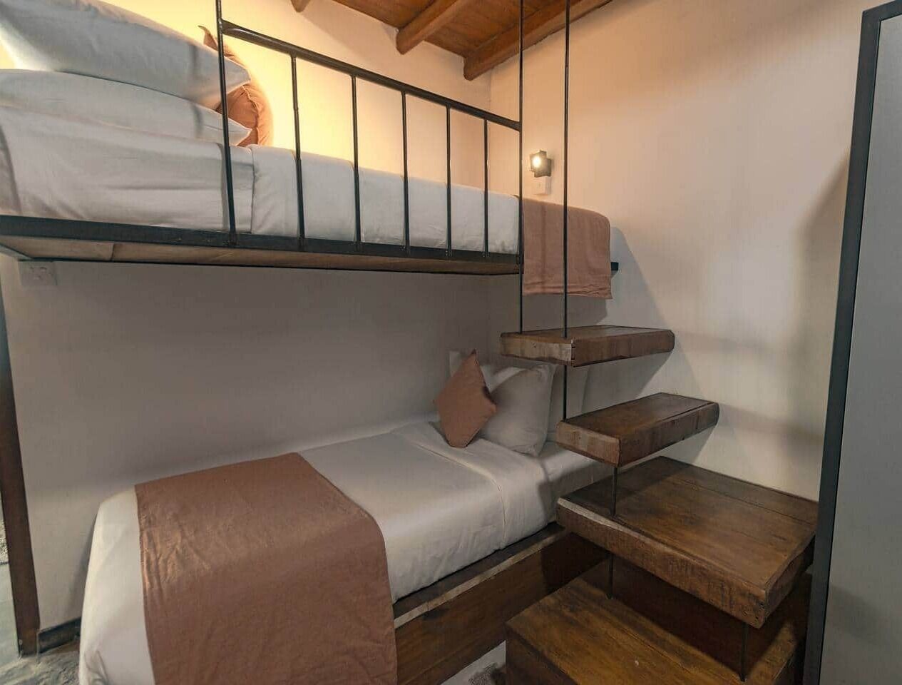 Caja de seguridad en la habitación y escritorio 