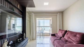 Apartamento básico | Zona de estar | Smart TV de 32 pulgadas con canales digitales