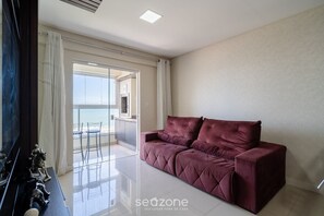 Basic-íbúð | Stofa | 32-tommu snjallsjónvarp með stafrænum rásum