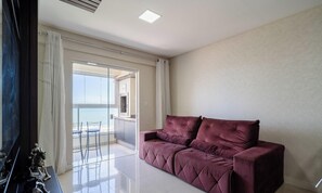 Basic Apartment | Living area | 32-inch Smart TV with digital channels - Apartment Sea View 500 m From the Beach Roo0401 (Itapema)