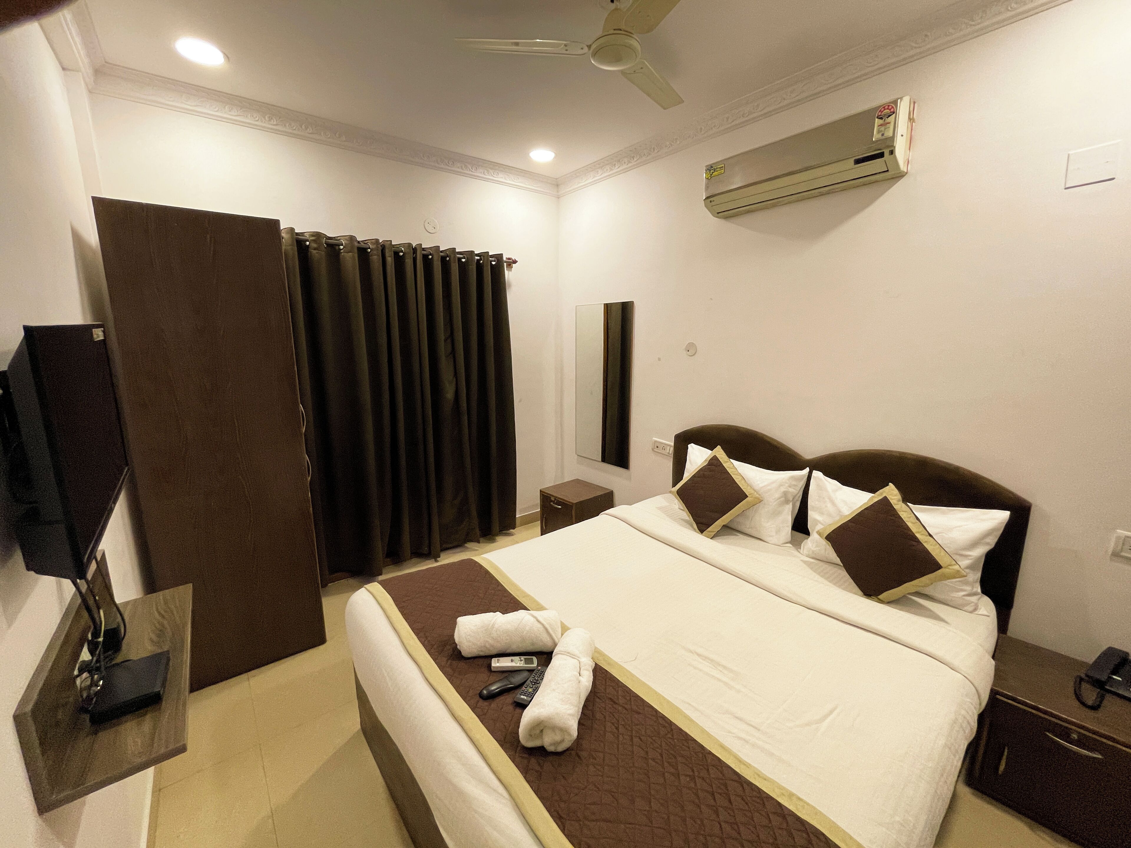 Quarto luxo, sacada | Escrivaninha, espaço de trabalho para notebook, Wi-Fi de cortesia